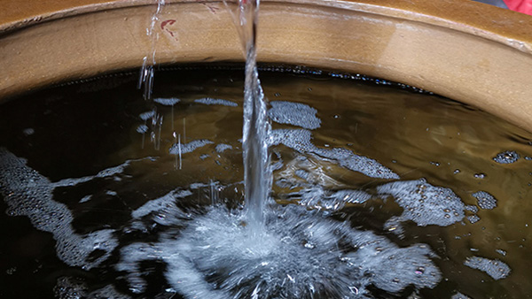 引進(jìn)先進(jìn)的大型釀酒設(shè)備機(jī)械化生產(chǎn)，將小曲清香型白酒發(fā)揚(yáng)光大