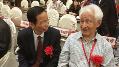 季老說喝不起茅臺喝農(nóng)村烤酒設(shè)備釀的五糧酒，這是...