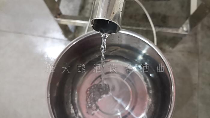 830將頭酒接在一起，儲(chǔ)存一段時(shí)間后做調(diào)味酒用