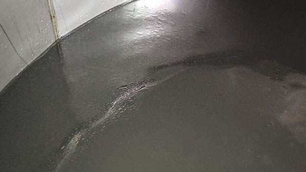 剛用純糧釀酒設備蒸餾的白酒上面漂浮著油花，怎么回事？