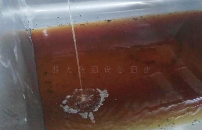 建窖池時(shí)一定要建一個(gè)黃水坑