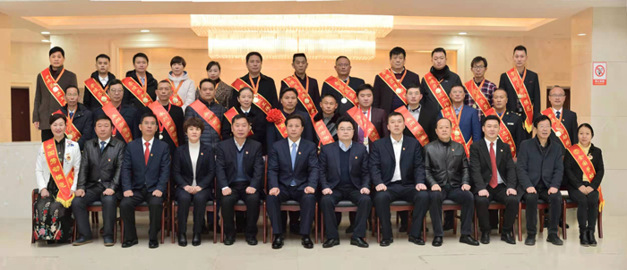 區(qū)委書記唐燁、區(qū)長趙立平等領導與勞動模范和先進工作者親切合影