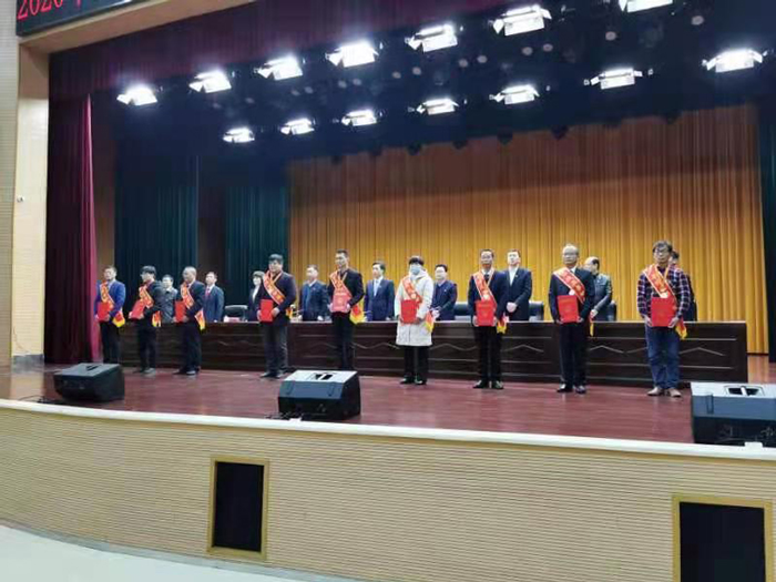 出席領導向受表彰的18位勞模、先進工作者頒發(fā)榮譽證書