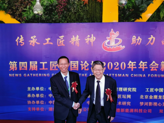 2雅大董事長(zhǎng)胡順開(kāi)與“人民楷模”國(guó)家榮譽(yù)稱號(hào)獲得者、大慶油田新時(shí)期鐵人王啟民合影