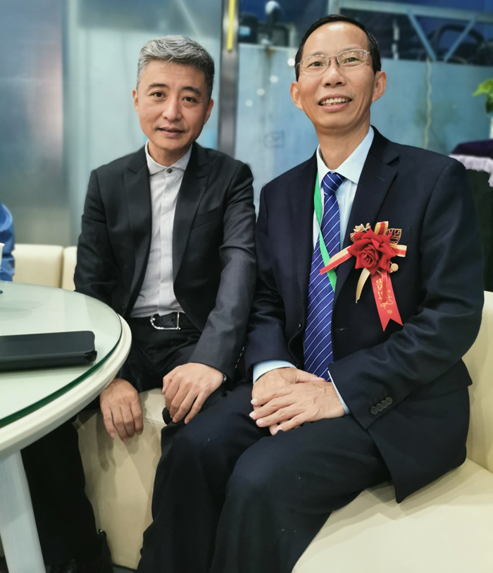 4雅大智能董事長(zhǎng)與曲藝名家、央視主持人周煒親切合影