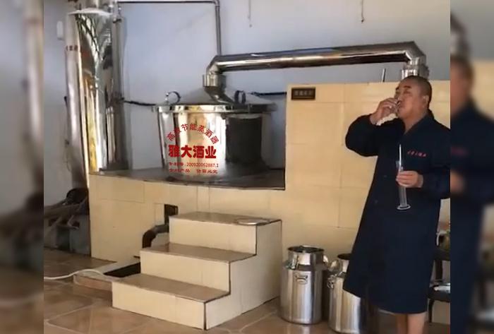 2.12剛從雅大釀酒機(jī)械接出來的酒，溫度在30度左右