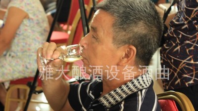 釀酒10年的老師傅說(shuō)酒，用小型白酒設(shè)備釀酒多年才描述得如此準(zhǔn)確