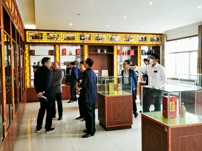 6寧勇華一行參觀(guān)雅大酒博物館