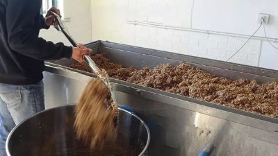 用釀白酒設(shè)備和傳統(tǒng)手藝釀造稻谷酒迎新春，每天買酒的人擠爆門檻