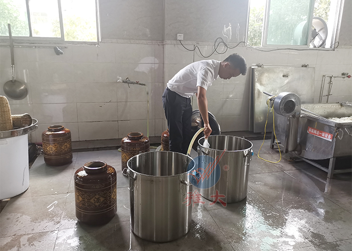 及時清洗小型酒廠白酒釀酒設(shè)備及生產(chǎn)車間 