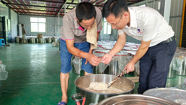 7月天氣炎熱，還可用小型酒廠釀酒設(shè)備做酒嗎？