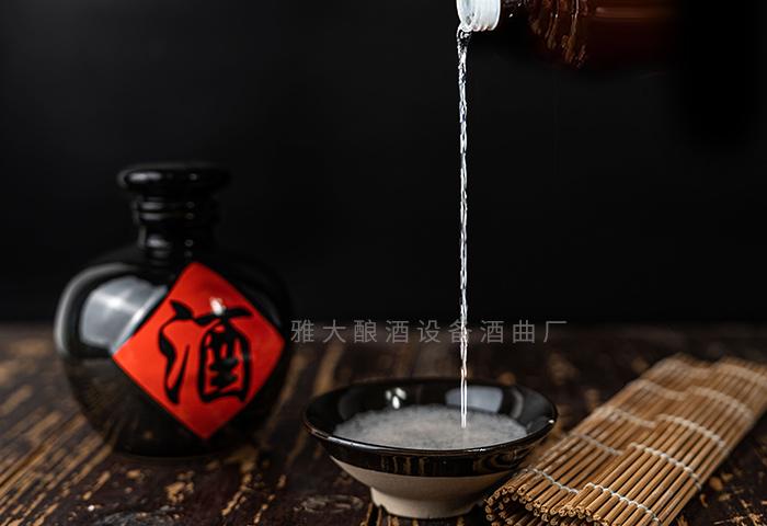 入口醇香，落口回香白酒