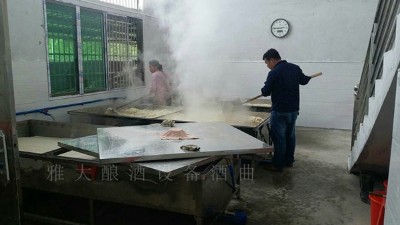 固態(tài)釀酒蒸糧時(shí)用蒸汽釀酒設(shè)備好，還是木甑好？