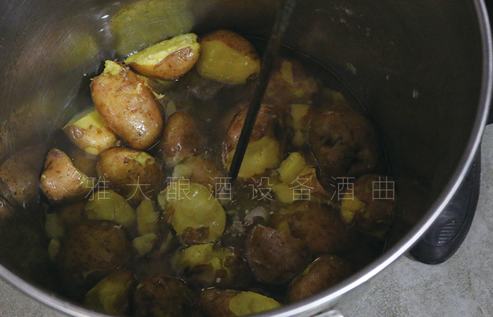 將糖水倒入桶中，開始打漿