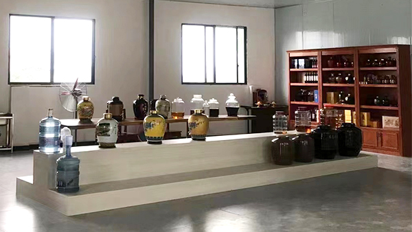 引進做酒設備開酒坊，信心滿滿打造特色餐館