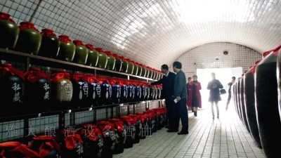 驚！原來用釀酒白酒設(shè)備釀造企業(yè)定制酒好處這么多！