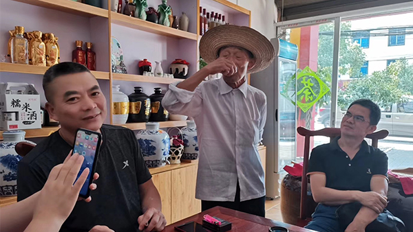 用蒸餾釀酒設(shè)備開(kāi)酒坊，怎樣才能留住更多回頭客？