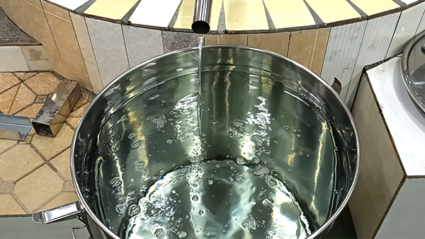 用烤酒設(shè)備烤酒時，怎樣才能得到更多低度酒？