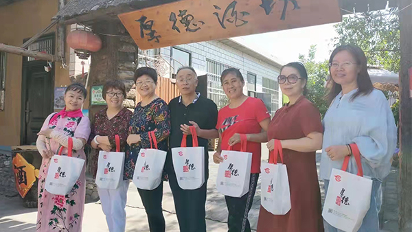 用小型酒廠釀酒設(shè)備開(kāi)酒廠，怎樣積累人脈？
