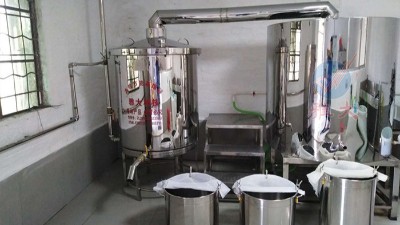 用蒸酒設(shè)備做酒，這樣做出酒穩(wěn)定，出高度酒也多。