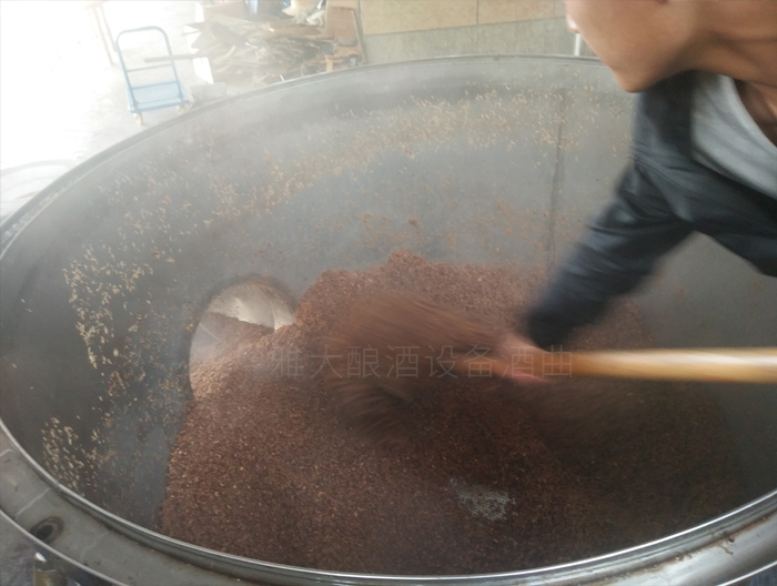 12.15釀白酒設(shè)備做酒，酒糟養(yǎng)豬