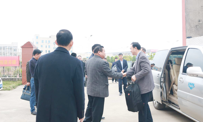 2雅大董事長胡順開接待工作調(diào)研組專家及領(lǐng)導