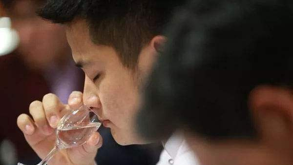 用生料釀酒設(shè)備做酒如何提升口感？