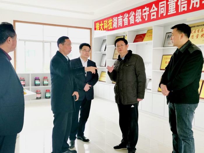 2胡順開董事長陪同楊昶副市長等領導一行人參觀雅大榮譽陳列館