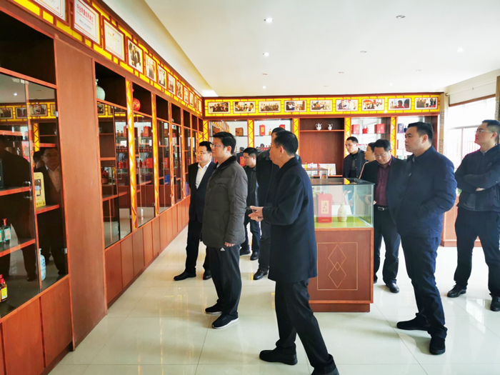 3胡順開董事長陪同楊昶副市長等領導一行人參觀雅大酒博物館