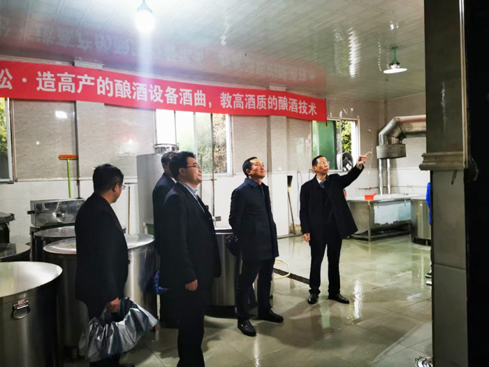 胡順開董事長陪同趙立平等領導一行人參觀酒廠