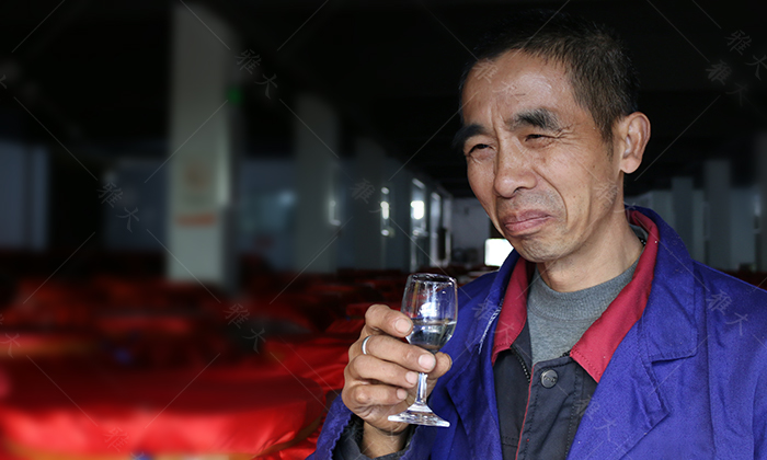 劣質(zhì)白酒的香氣，讓人不適