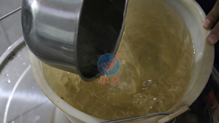 3、橙子釀酒技術(shù)-按比例稱好冰糖，并加熱水融化
