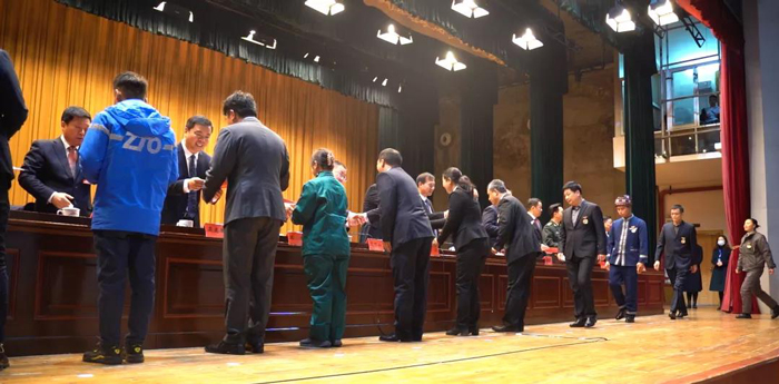出席領(lǐng)導(dǎo)向受表彰的市勞模、先進(jìn)工作者頒發(fā)榮譽(yù)證書